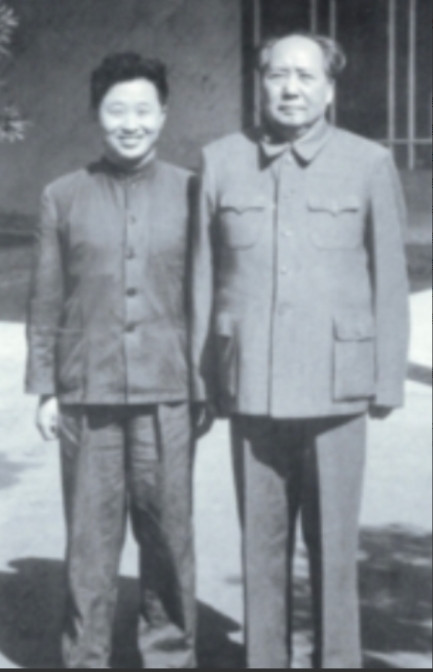 1976年9月9日，当一男子得知毛主席逝世后，当即便拿起了剪刀直接冲向了毛主席的