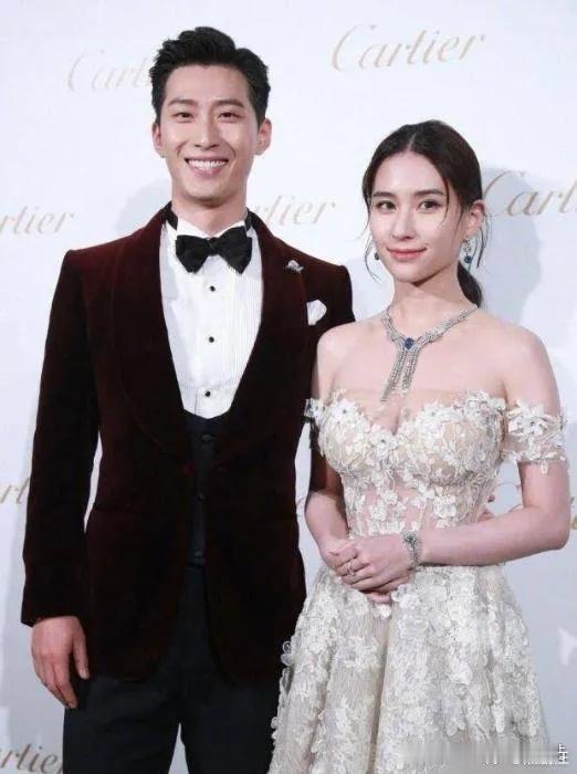 何超莲真的没谈过丑的，看来是外貌协会没错了