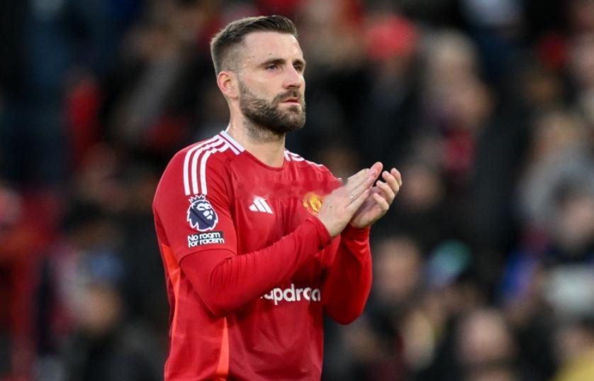 《太阳报》的曼联跟队记者SamuelLuckhurst报道，曼联后卫卢克·肖在