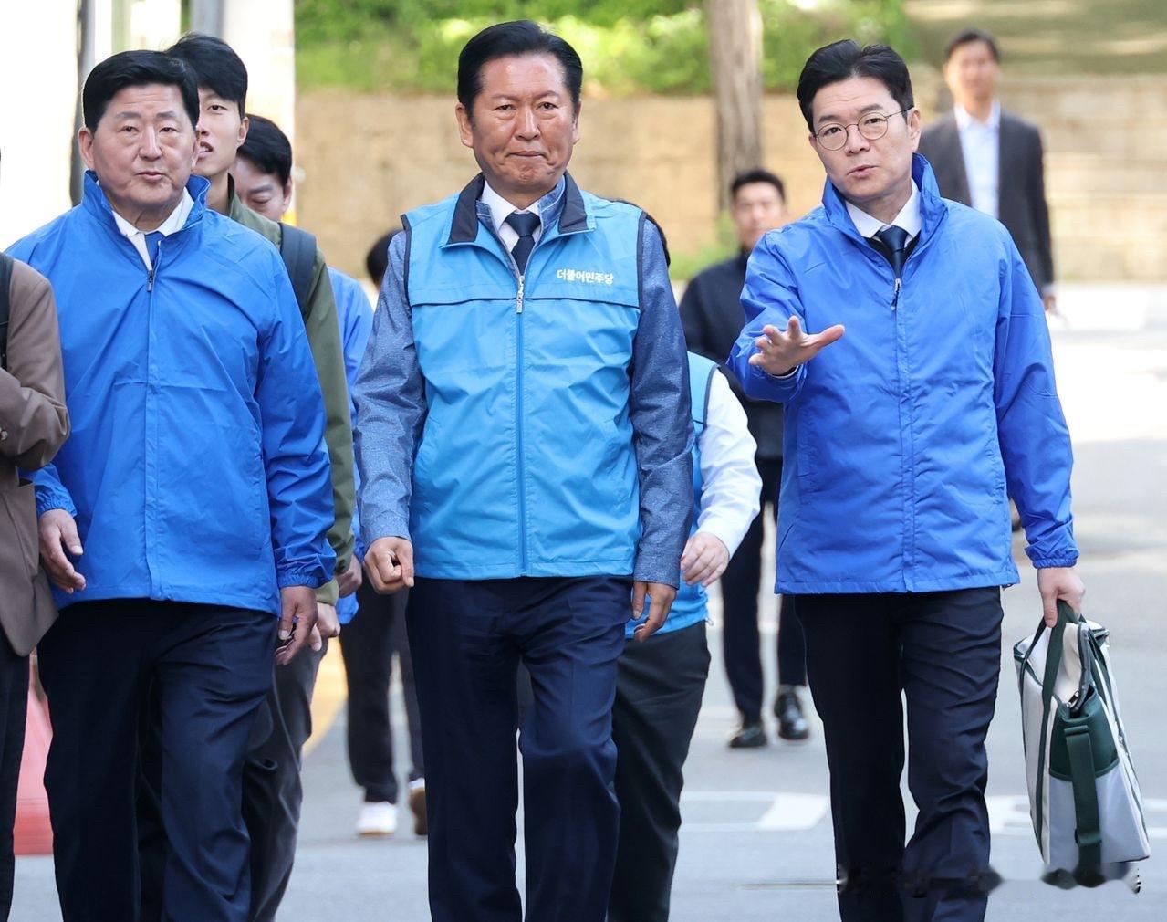 15日，韩国共同民主党党首郑清来因穿印有该党名称马甲做志愿，被举报借公益活动变相