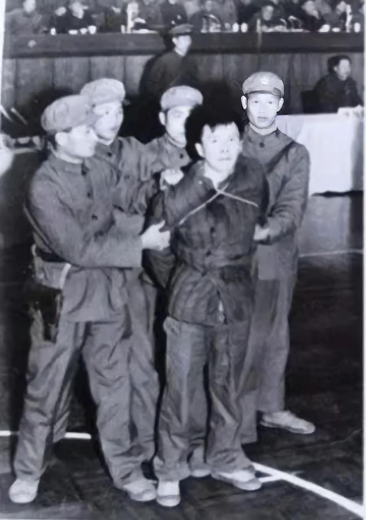 没想到，1979年杭州万人公审现场：壮汉当庭疯狂挣扎被四名法警死死按住，昔日作恶