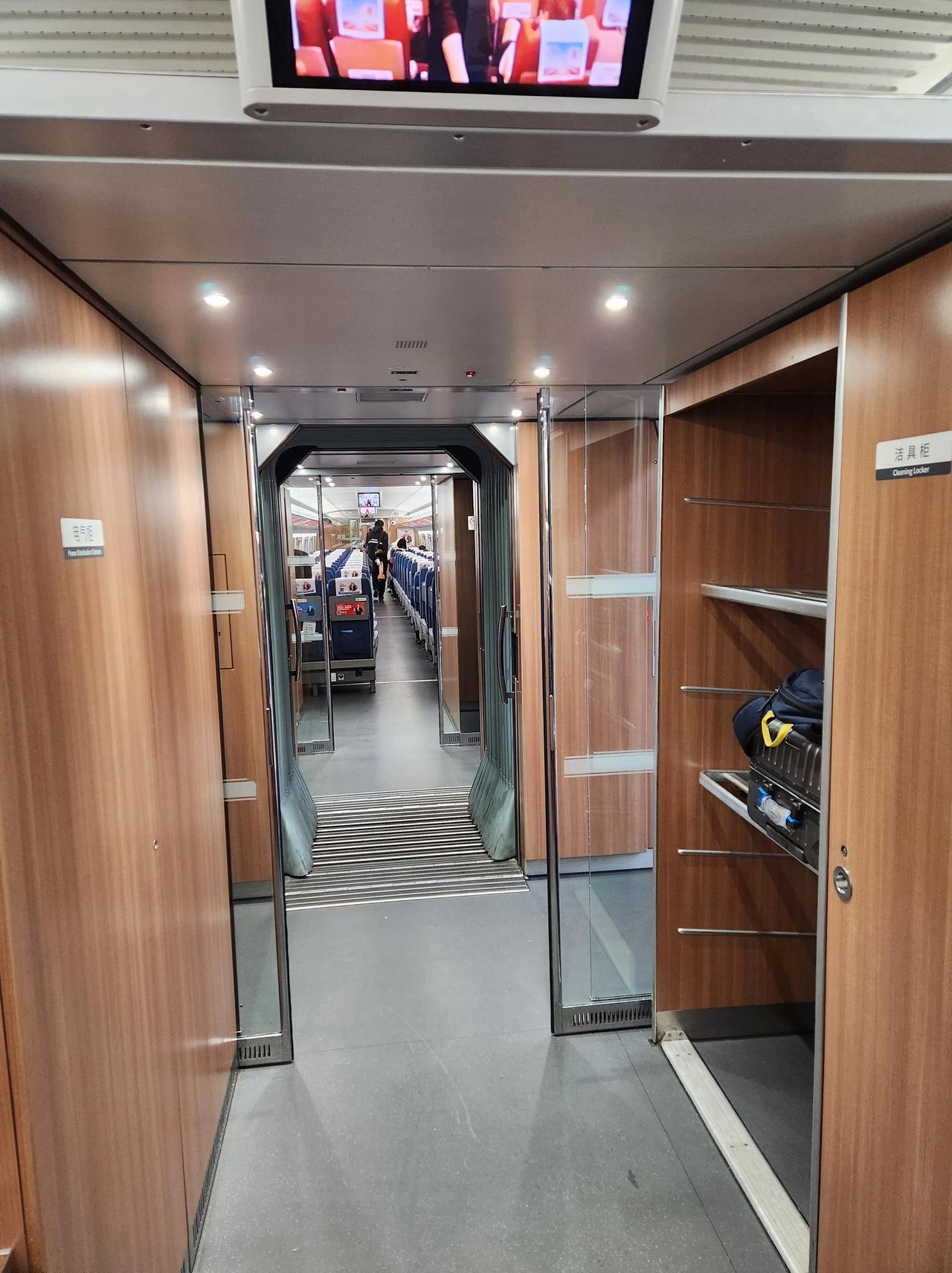 马上就要去大城市上海了，不会被别人喊乡下人吧？在40年前去上海，觉得上海欺负外