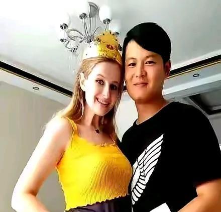 夫妻之间有哪三种类型的关系，首先就是夫妻互相理解，互相关心，互相帮助，同心