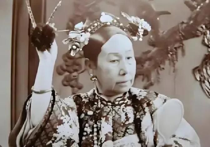 1908年，慈禧太后去世，李莲英请求回老家养老。隆裕太后心想：“你做了多少恶事，