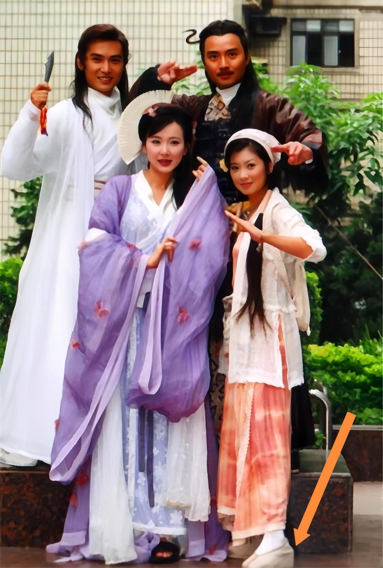 终于明白贾静雯现代装看着偏娇小的原因了——原来她拍古装时，都会悄悄穿内增高或高跟