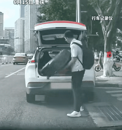 这个年轻人真的了不得，就因为出租车司机没有下来给他搬行李箱，于是满肚子的气，撒在