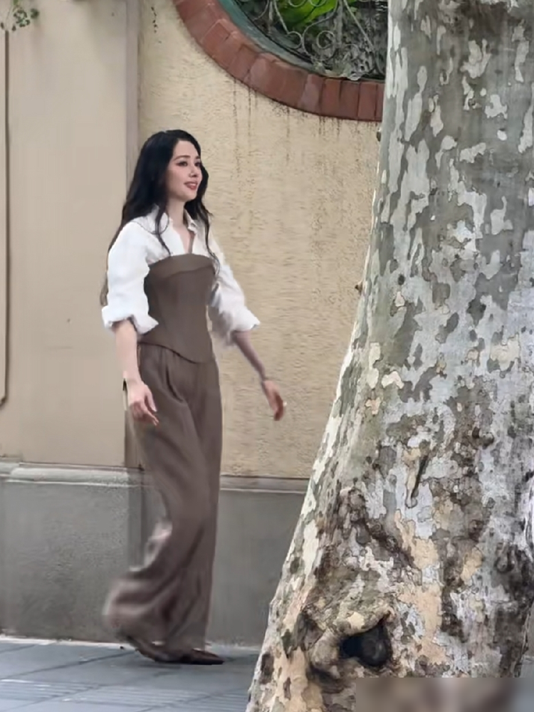 上海街头偶遇郭碧婷，真人脸只有巴掌大，四分之一混血的优势全写在骨相上了。她爸年轻时那张照片更狠，深邃