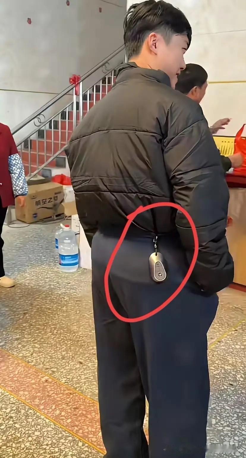 我的老表在外头做小生意，今年一反常态提前回了老家。刚到家就忙着挨家挨户串门，那打