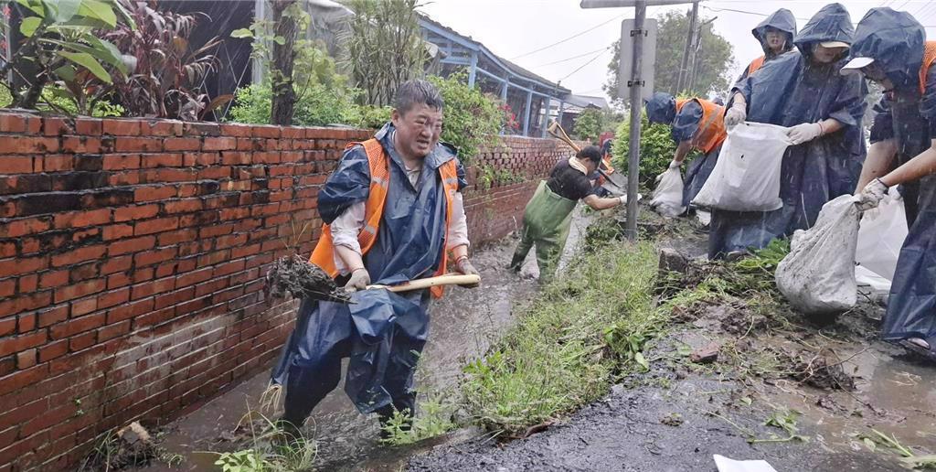 民进党干部挖水沟“摆拍照脸涂黑”？自媒体造成语：文不对堤台湾南部暴雨成灾，民进