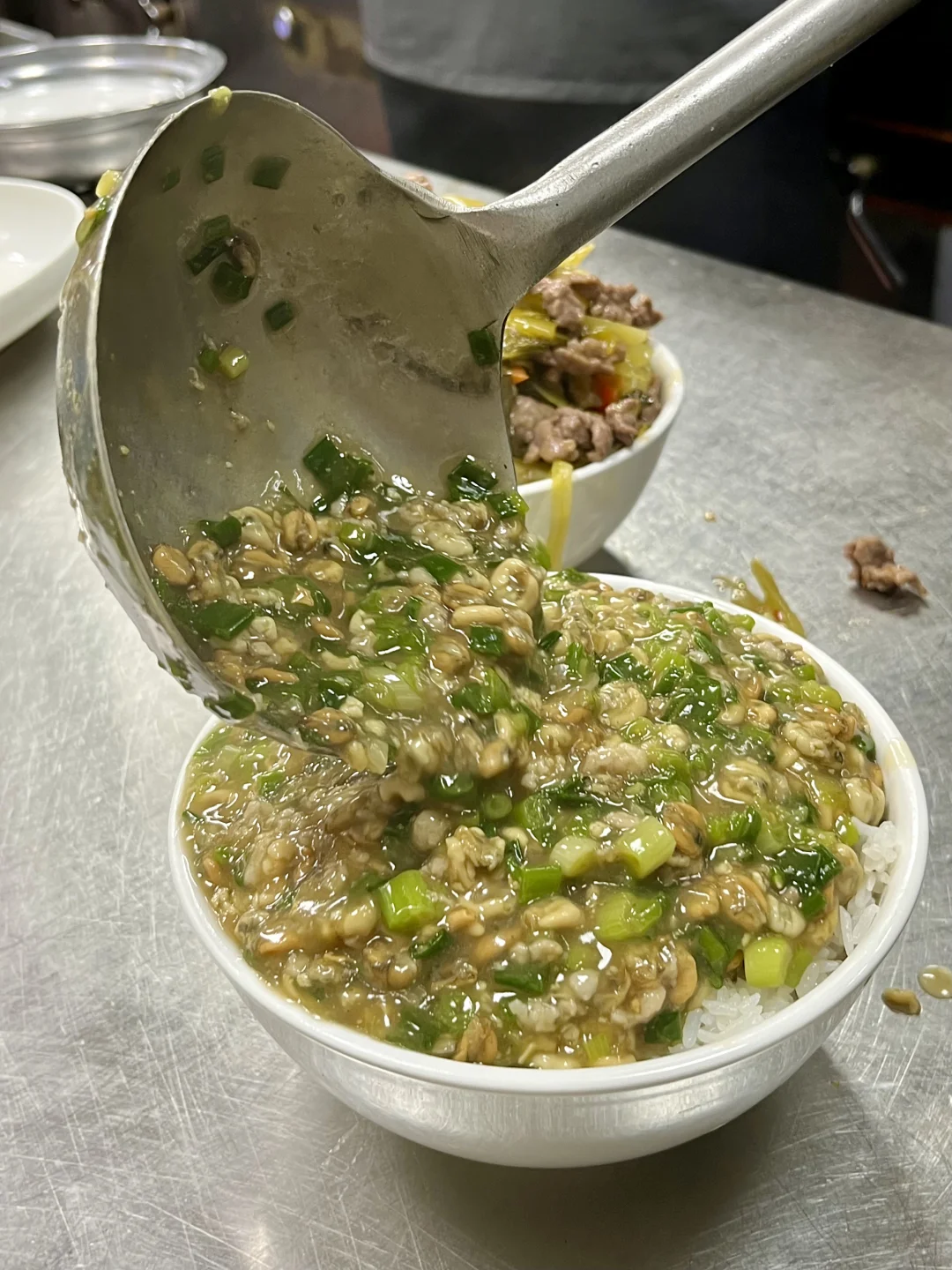 白云区震撼美味的一碗。。（炒薄壳米盖浇饭）