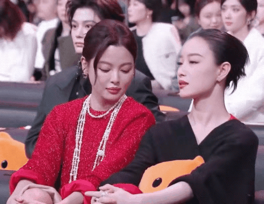 复盘微博之夜，倪妮这几处举动越品越有味道！主动牵辛芷蕾引荐给张艺谋，一句“找