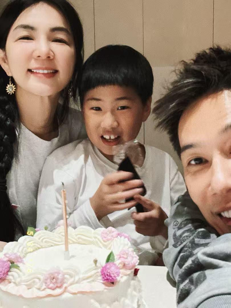 陈嘉桦儿子长歪了？5月6号，陈嘉桦分享了儿子劲宝的近照，没想到儿子的牙齿受到了许