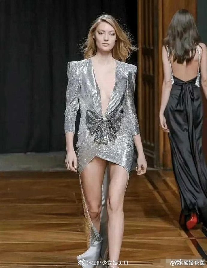 李沁真聪明，巧妙地在衣服胸口做了小处理，既大方又得体。