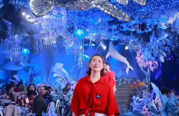 这喜婆婆太作妖了，以为自己风韵犹存，活力四射，带着一帮老太太在儿子儿媳妇的婚礼上