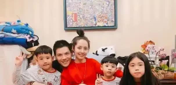 向佐两个孩子状况1.儿子向笙出生于2022年6月17日，2岁多，活泼可爱，样