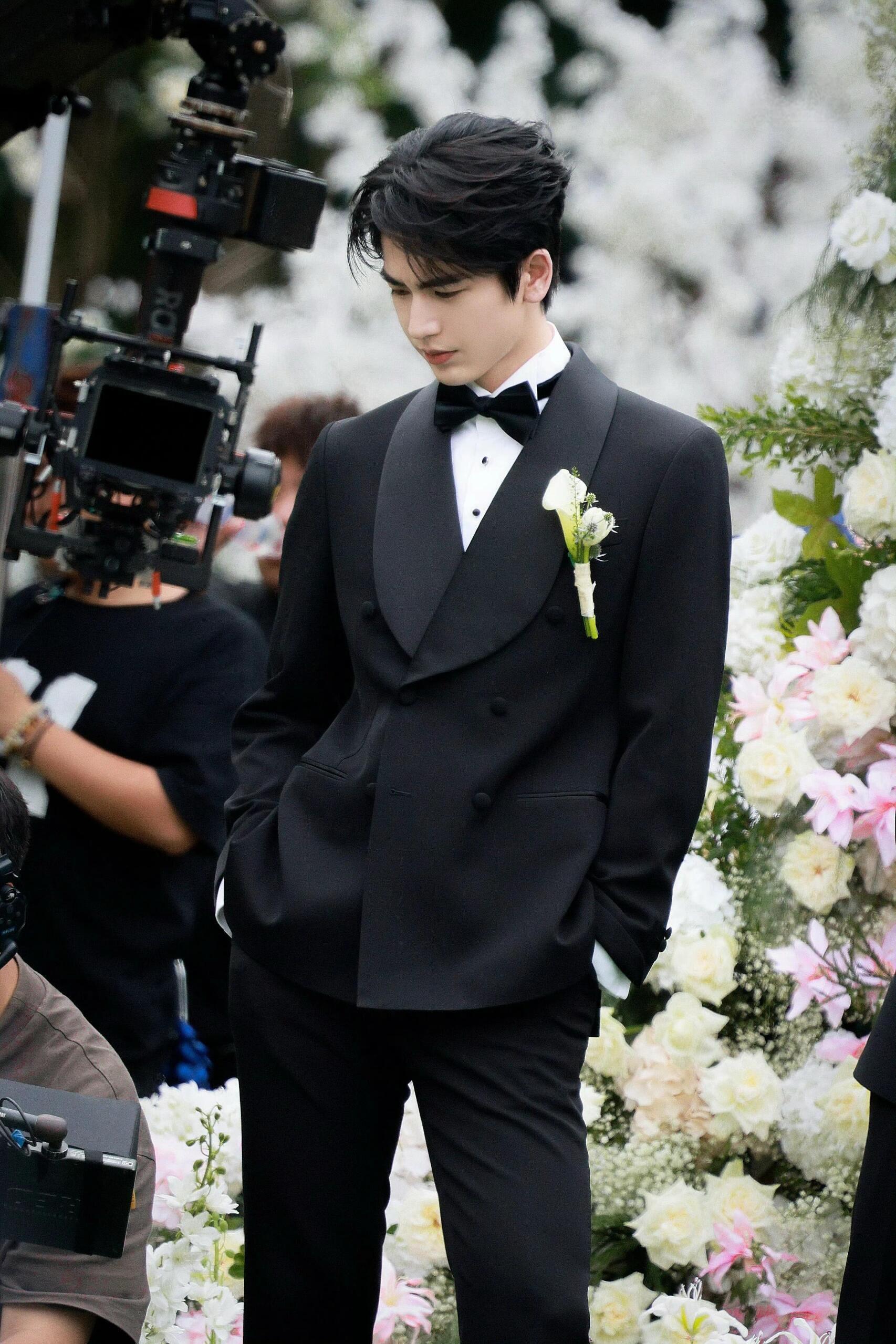 姐妹们，你结婚实在找不到对象的话，照着张凌赫这样的找就行…