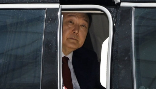 尹锡悦配合调查了当地时间27日，韩国前总统尹锡悦方面表示，虽然未能与负责内乱叛