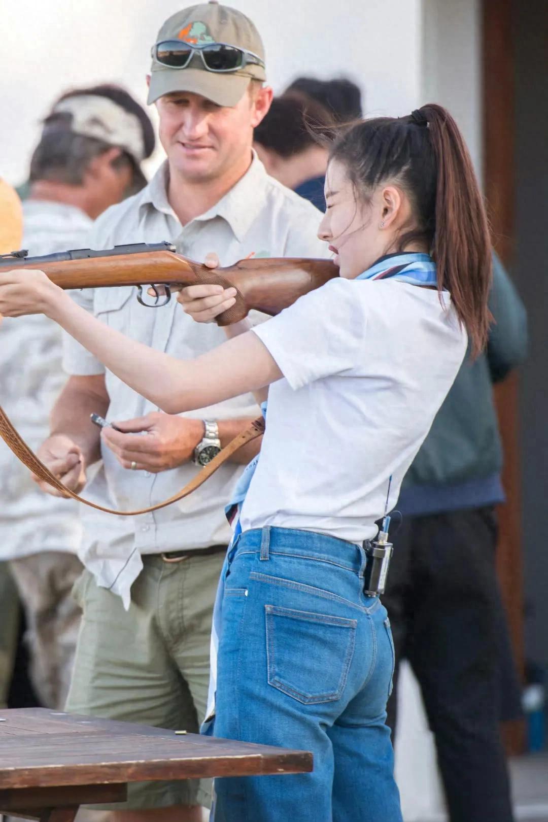 谁懂！被宋祖儿紧身牛仔裤美到了，腰臀比例让人慕了