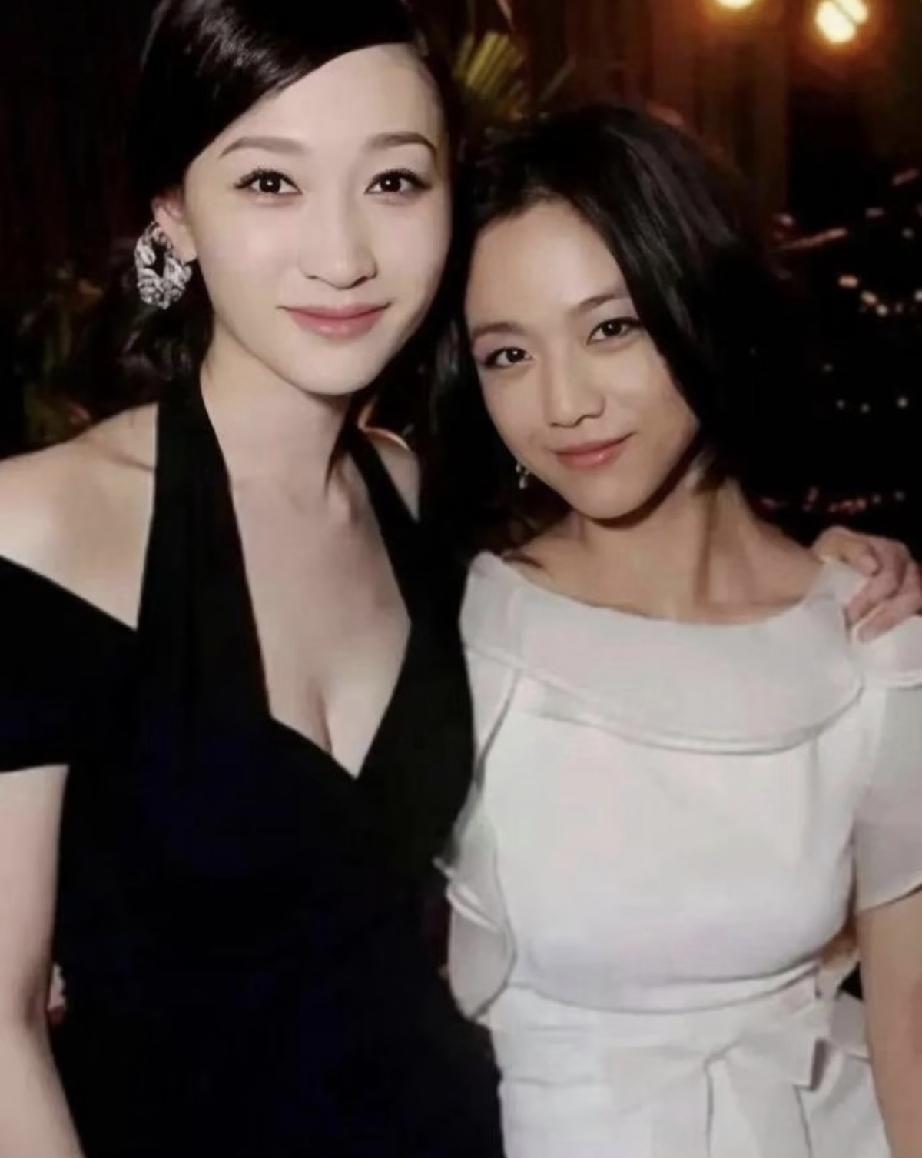 穿黑色裙子的李小冉，肤色被衬的更显白了；汤唯和刘涛穿着白裙子，被衬的肤色有点暗
