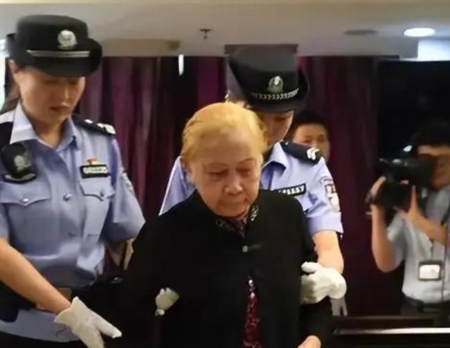 2017年，广东83岁的老太将60粒安眠药碾碎放入儿子的粥里，亲手杀死了46岁的