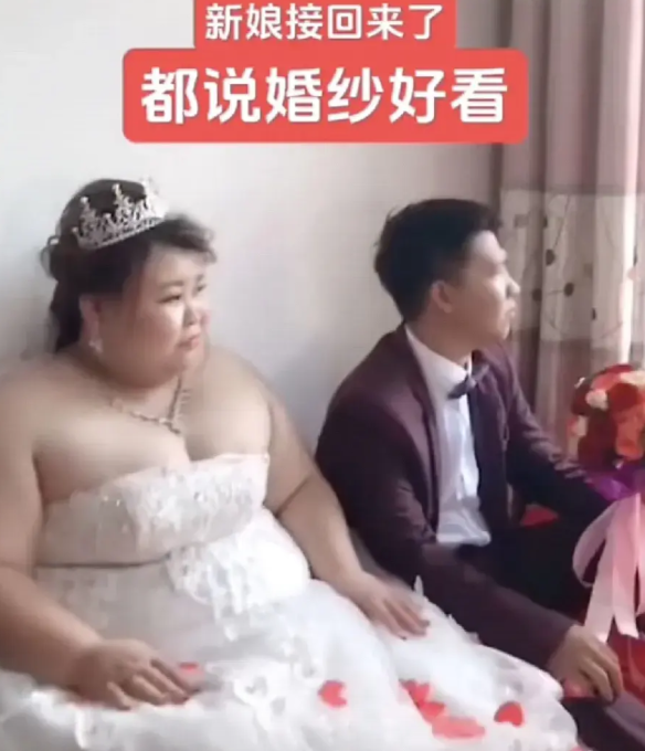 生米煮成熟饭，含泪也得吃下。一对新人的婚礼当天，新娘和新郎坐在婚房内，新娘看向新
