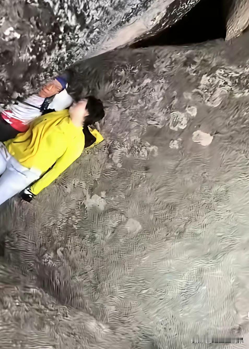 上一秒还跳的很嗨，下一秒直接摔倒掉到石头下，多处骨折等待救援。这个视频我看了，