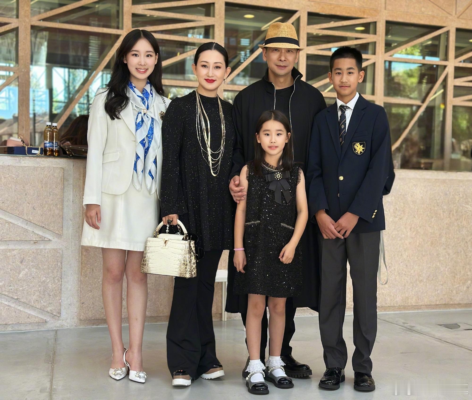 赵文卓大女儿获得最高成就大奖赵文卓三个孩子共用一张脸分享三个孩子近况：“大女儿