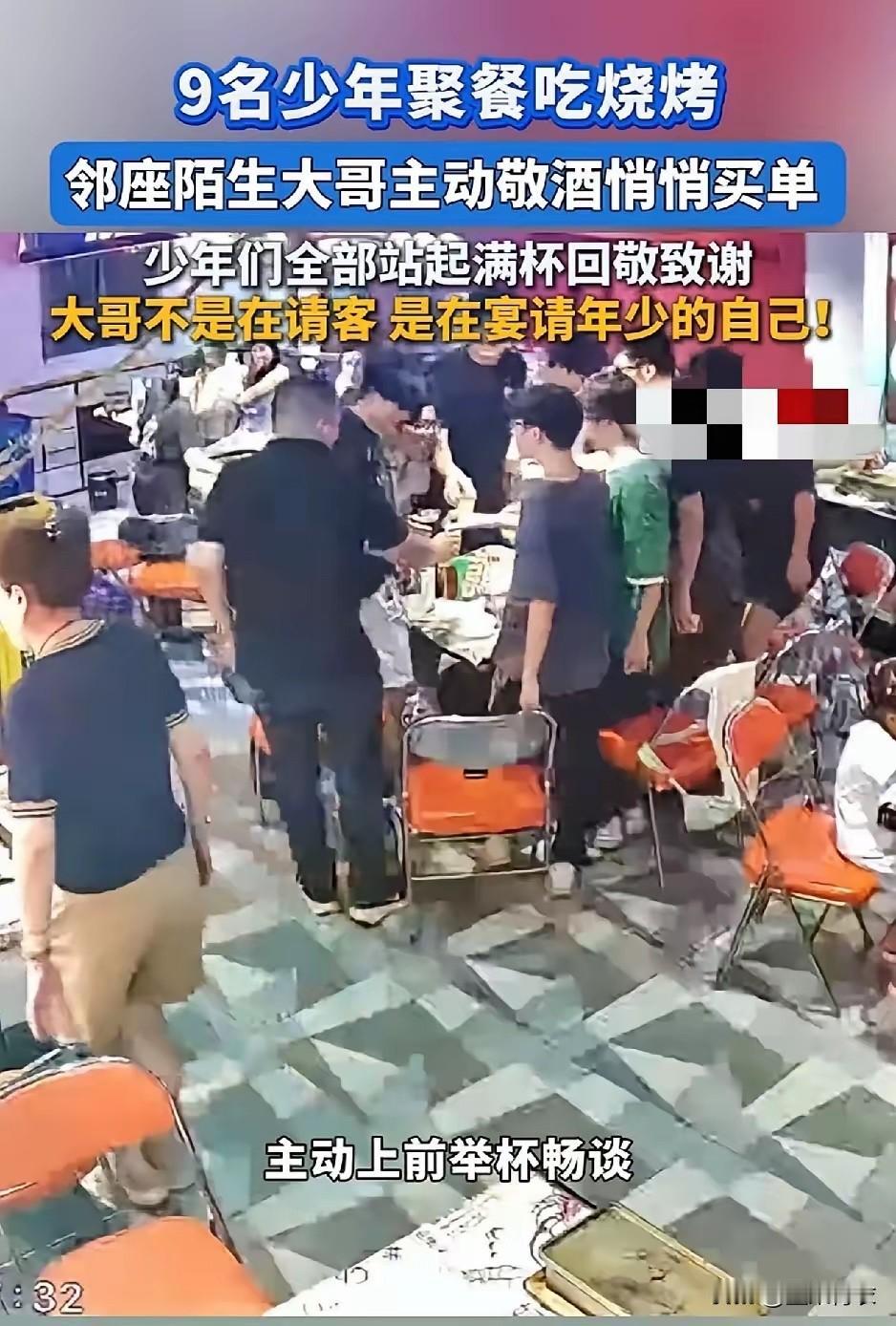 9个高中生打完球过七夕，在小馆子聚餐，AA制，696.5块。吃完去结账，老板