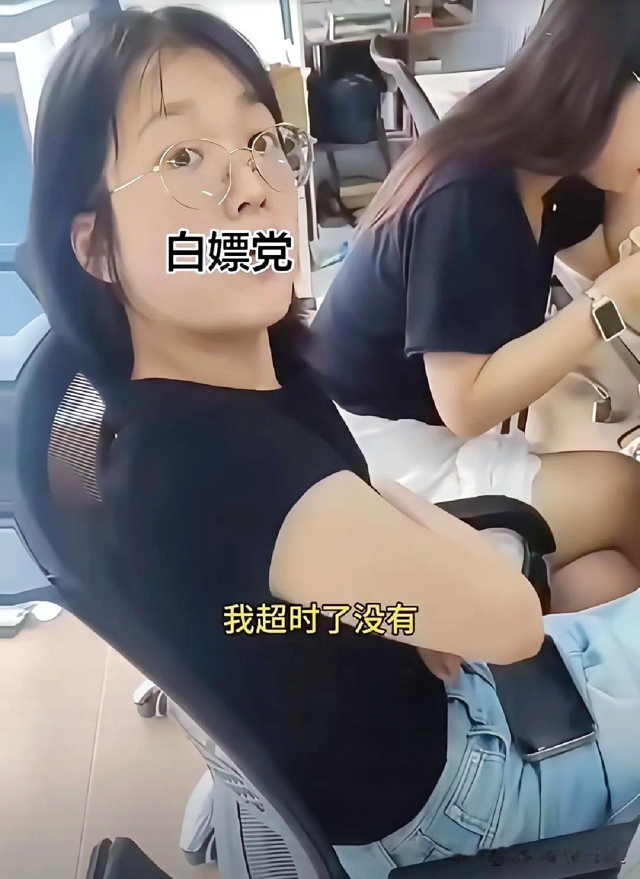 杭州那个为了38块钱外卖玩“消失”的姑娘，工位终于清空了。说实话，看到这个