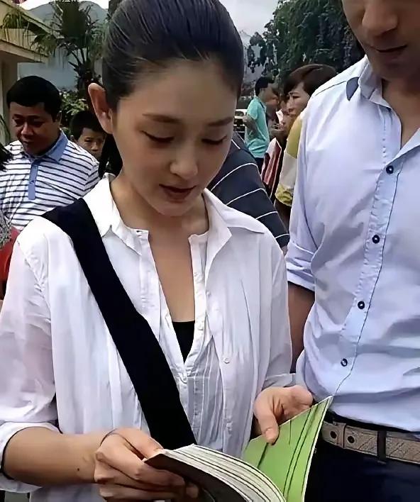 小玥儿长得非常像妈妈大S，尤其是在外貌和气质上有着极高的相似度。‌从外貌上看
