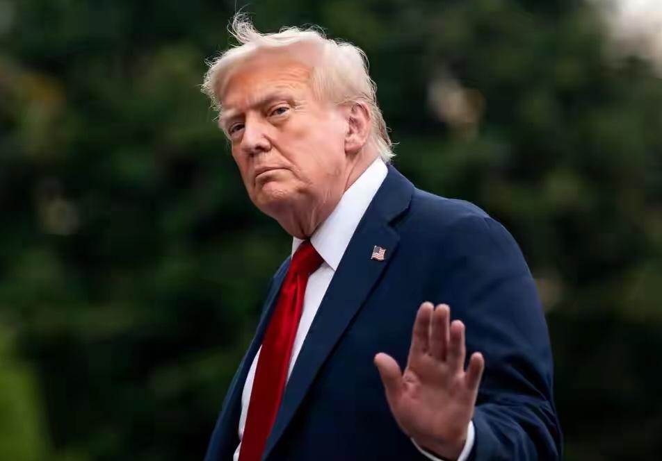 特朗普这波操作真让人看傻了！中方稀土，海运两记重拳砸下来，他先是晕头转向情绪崩溃