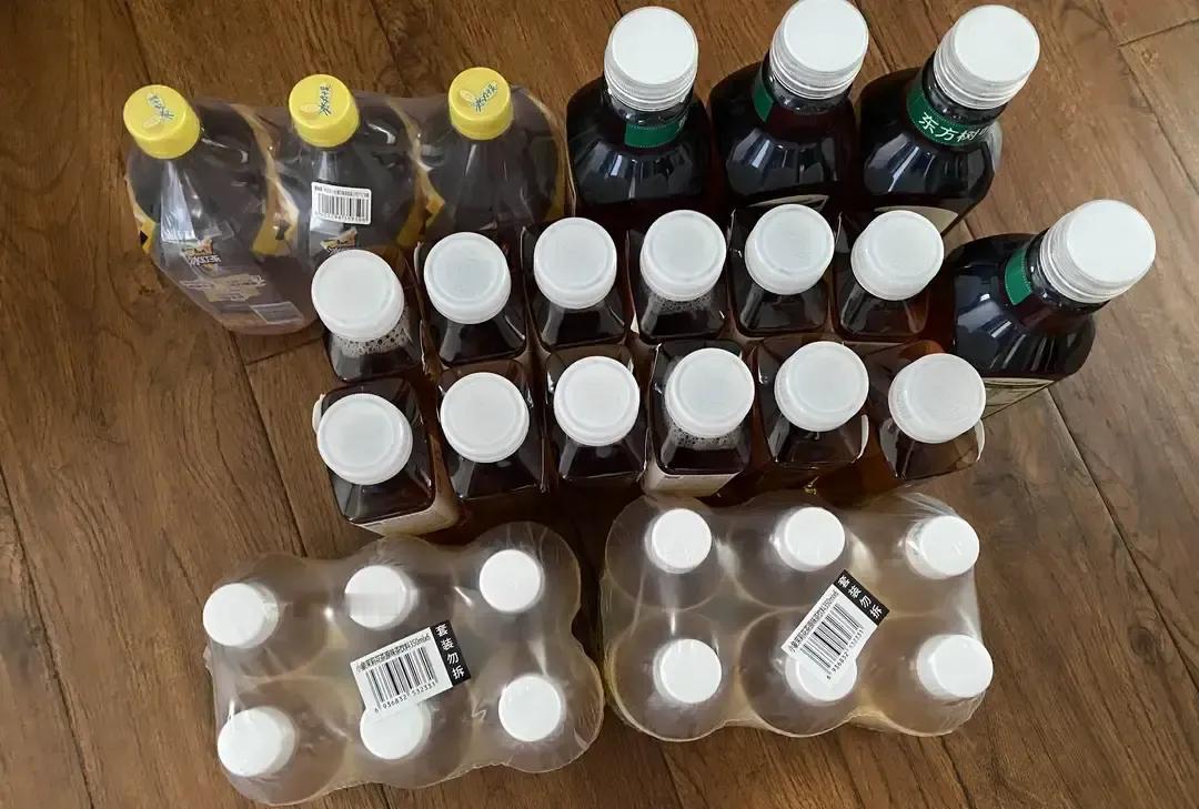 淼哥中午点瓶饮料，快递小哥迟到十五分钟，一开门就听见他对着电话跟站长解释：前一家