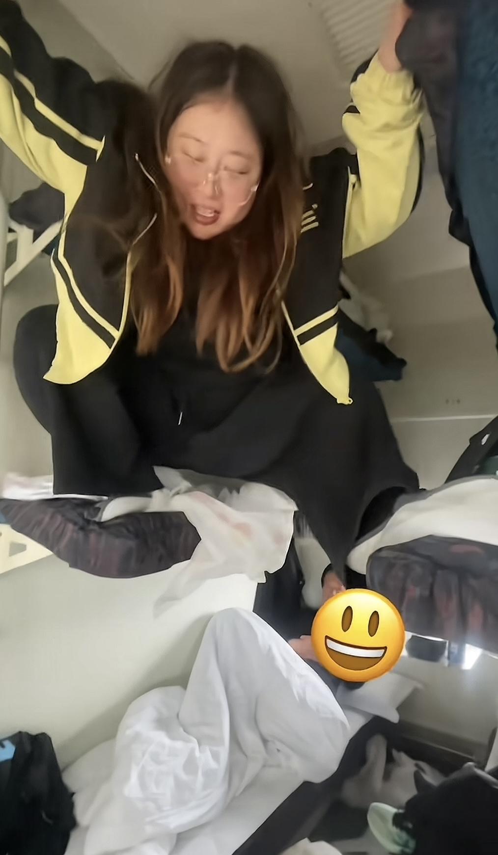 不得不说，火车卧铺真的对胖人太不友好了，这位女子266斤。结果买到了一张中铺。要