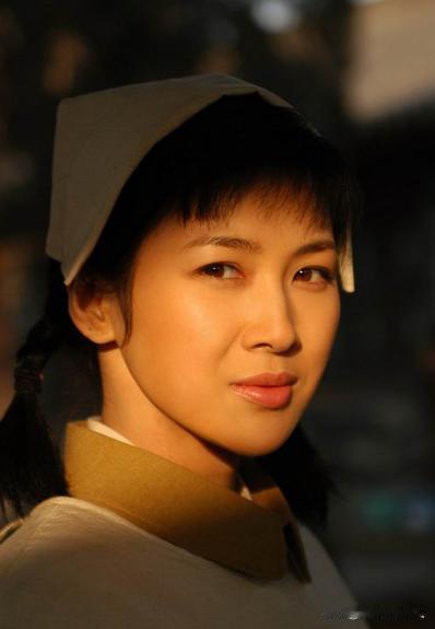 2011年，身家50亿的温州首富周旭辉，看上了“李云龙”饰演者的老婆童蕾。在金钱