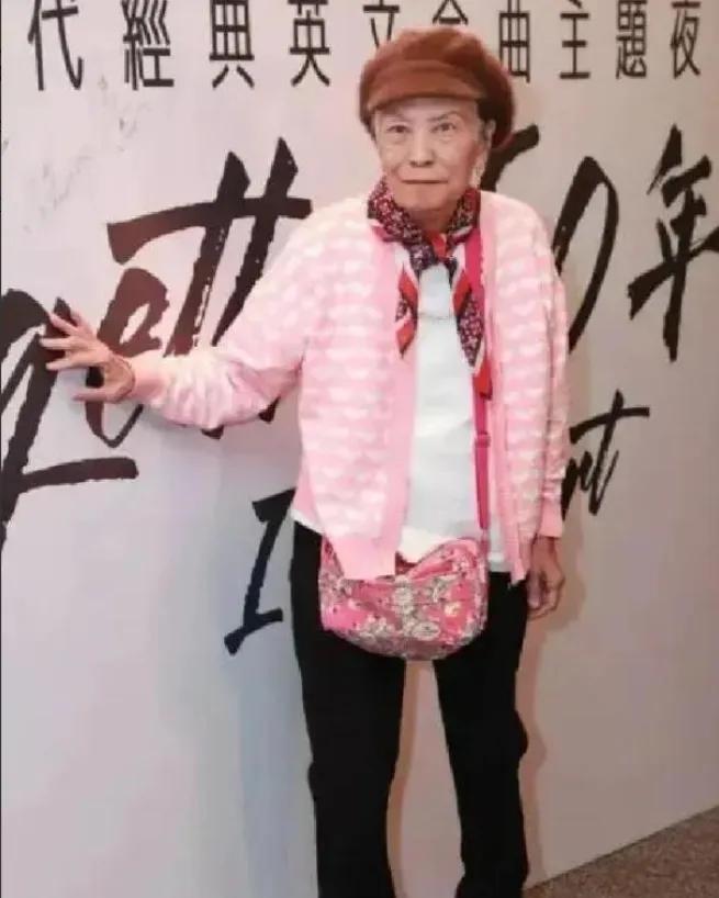 87岁高龄的香港老戏骨余慕莲，1月26日那天化了淡妆，在好友米雪、安德尊的陪同下