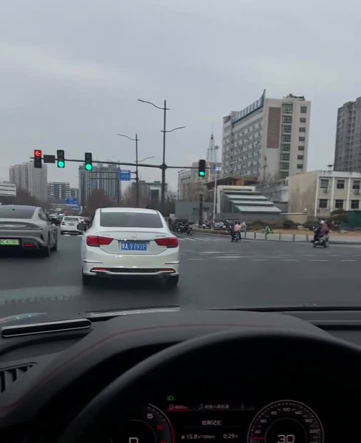 车标是面子，礼让是里子，Q5L的社交哲学。城市车流中，开奥迪Q5L上路，他人