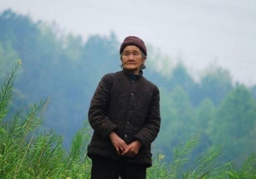 想问下做婆婆的，如果儿媳给你两个选择，你会选哪个？第一个，每月给儿媳五千块，让