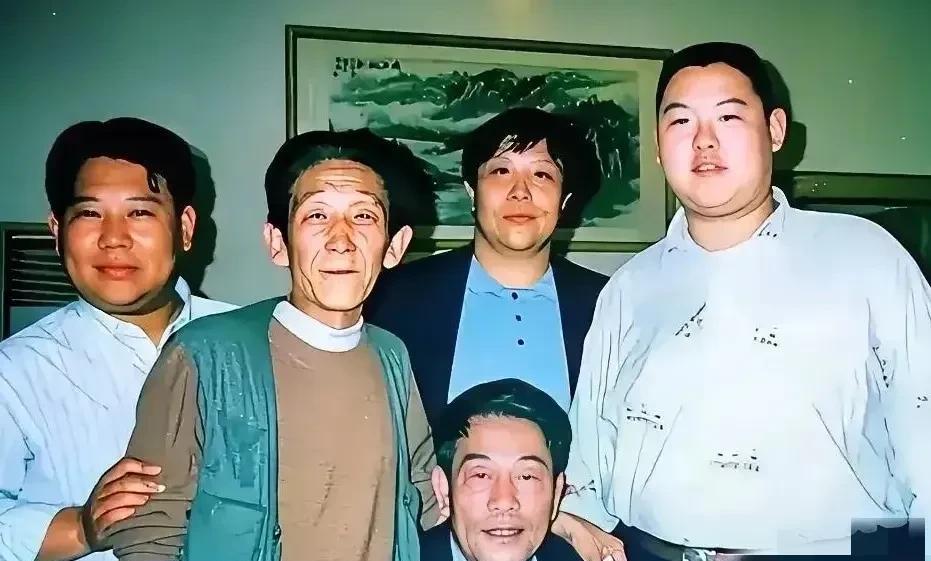 那时的郭德纲还啥也不是！照片上有两个人已经走了，这几个人那时的关系还挺好，他们
