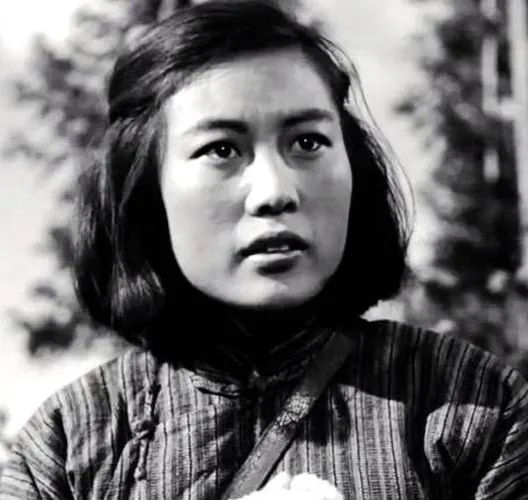 1939年，一名25岁的女游击队员，正在屋子里烧毁一沓重要情报。突然，有几名日本