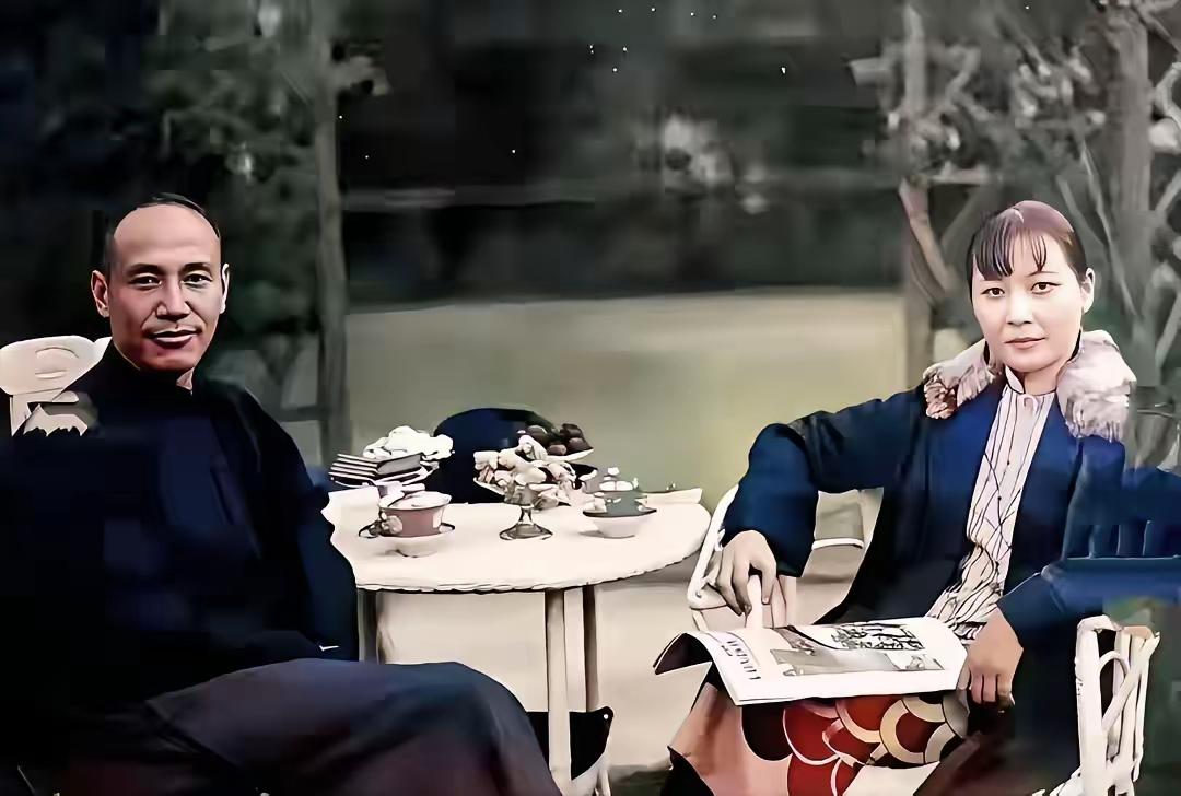 王铎：刚结婚时的蒋介石蒋介石的好多照片都是不算好看的。可是，这一张不同。他和