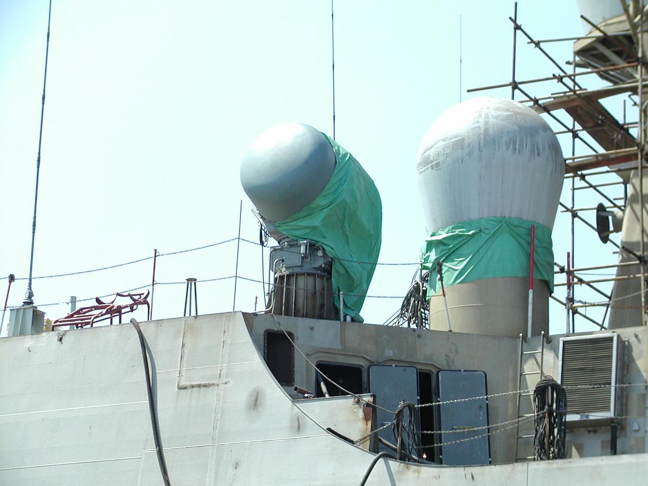猜照片！这张照片上展示了某艘军舰上的电子设备，这艘军舰正在建造中，这两个巨大的天