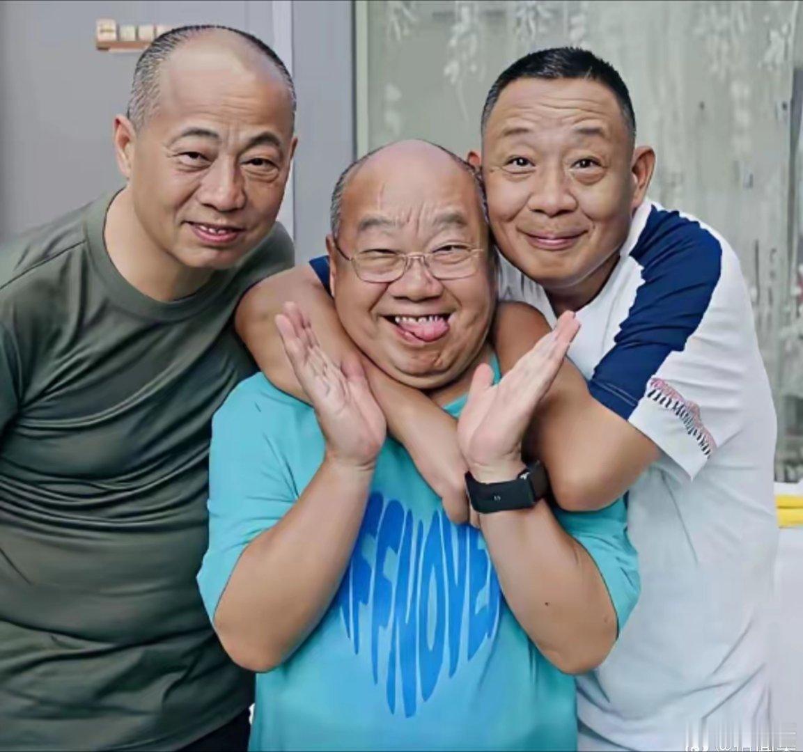 于东来与哥哥于东军等人的一张留影，哥哥于东军早年和于东来一起合伙创办望月楼胖子