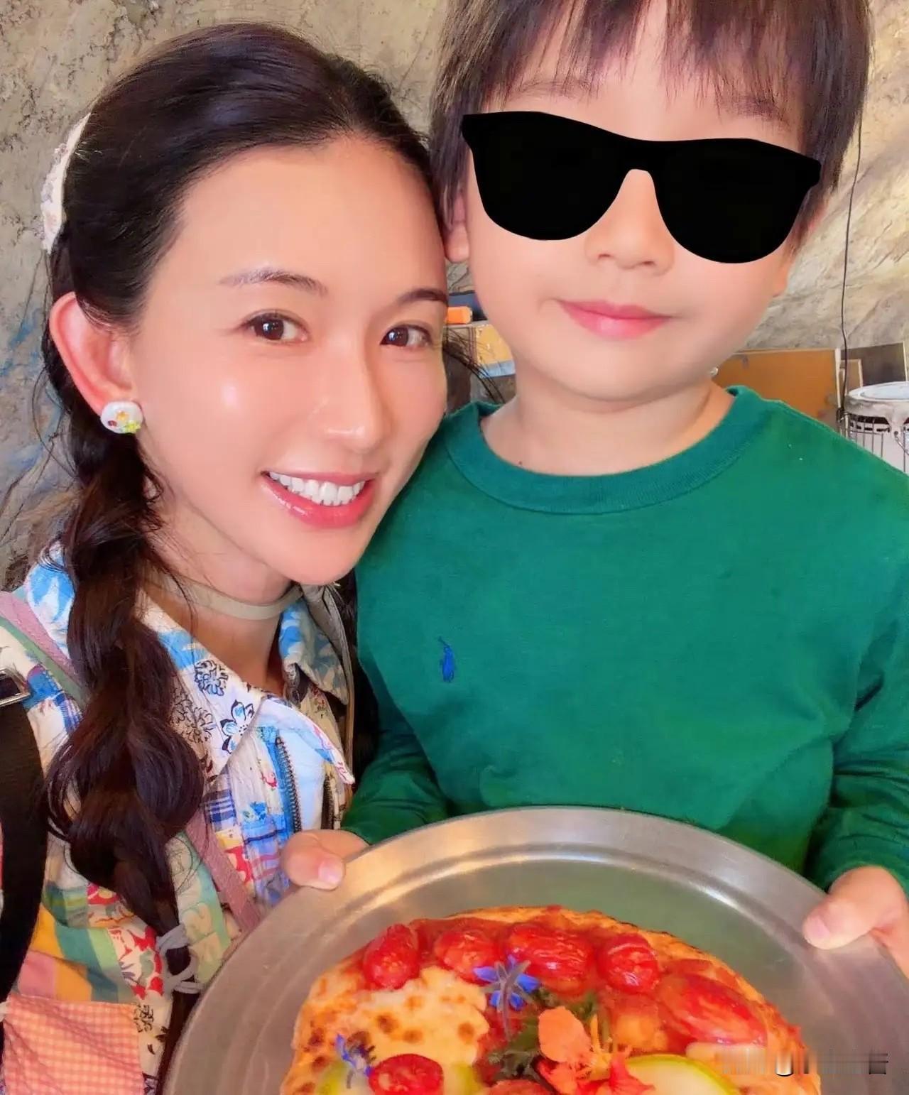 林志玲，引发热议。8月10日，52岁的林志玲，冲上热搜，这一次，不是因为参加