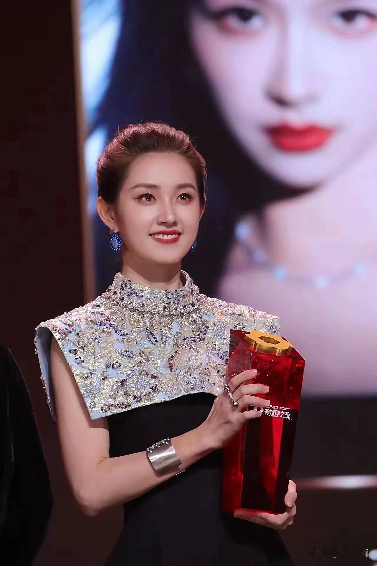 别瞧不起短剧里的“狗血台词”，那可能是普通人活下去的底气。郭宇欣在长剧里当透