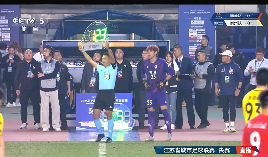 如果我是南通主教练，今天我会选择不换蔡天龙。上一场他大放异彩，泰州队肯定对他研究