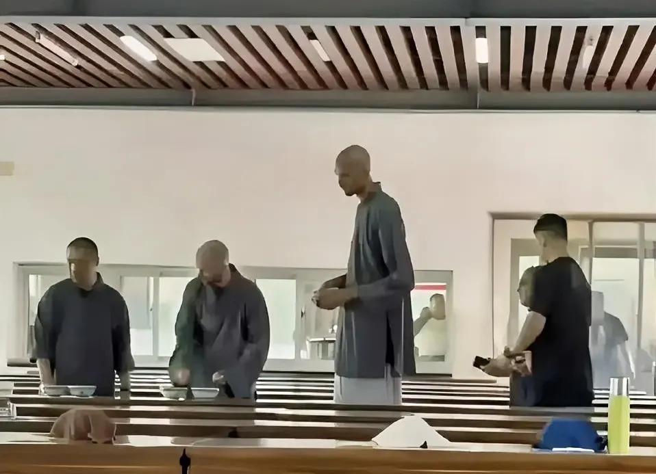 都到少林寺了，怎么也得学上两招吧。今日有网友看到马刺队的文班亚马在河南嵩山少林