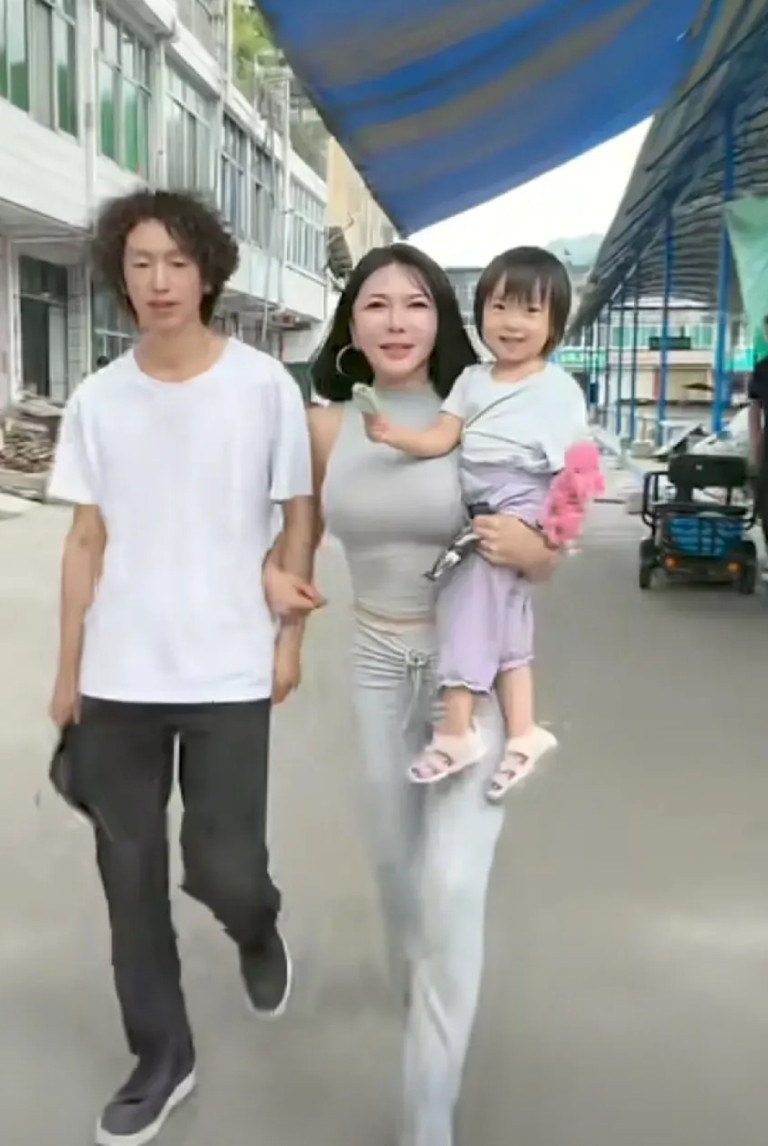 说句实话，龚玥菲看上庞麦郎。真是庞麦郎的荣幸。庞麦郎农村出来的小子。唱着五