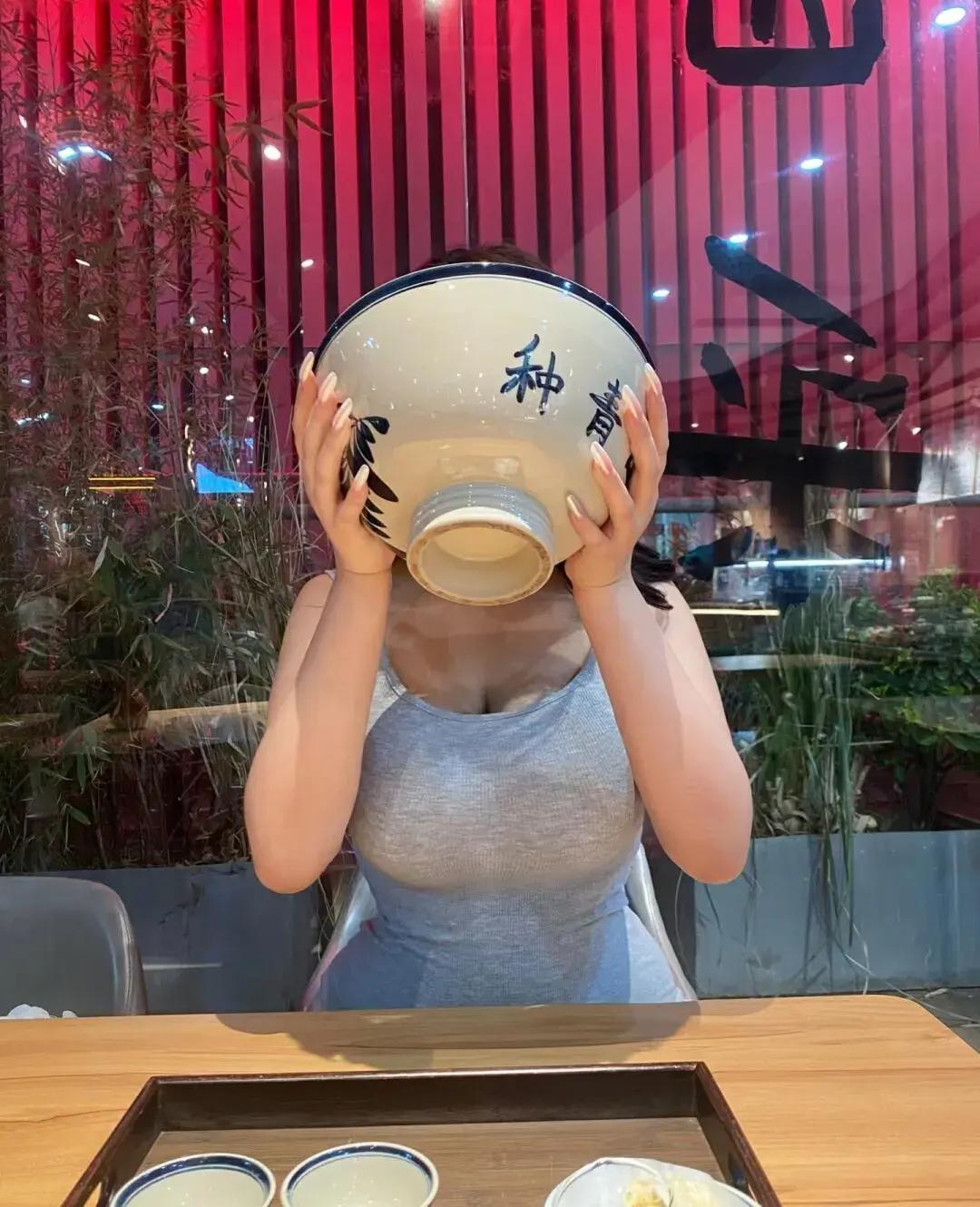 每次和男朋友出去吃饭，他都骂我吃饭像头猪一样狼吞虎咽，可是人家就是饿嘛！想问下
