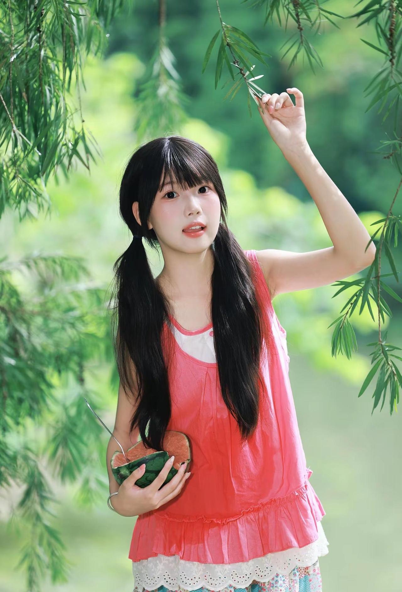 夏日元气少女🍃胶片感写真。盛夏的绿意漫过林间，捧着冰镇西瓜，才算完整的夏天。碎