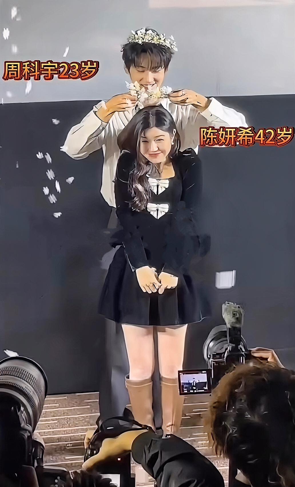 陈晓出席活动人都瘦成闪电了，脸上也看不见笑了，眼泪里面没有光了，果然离婚后恢复单